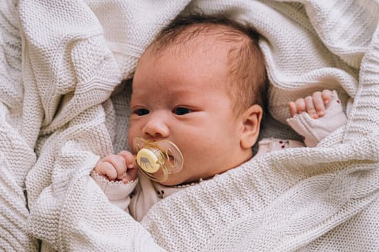 Read more about the article Pacifiers: Pros, Cons, and What to Consider