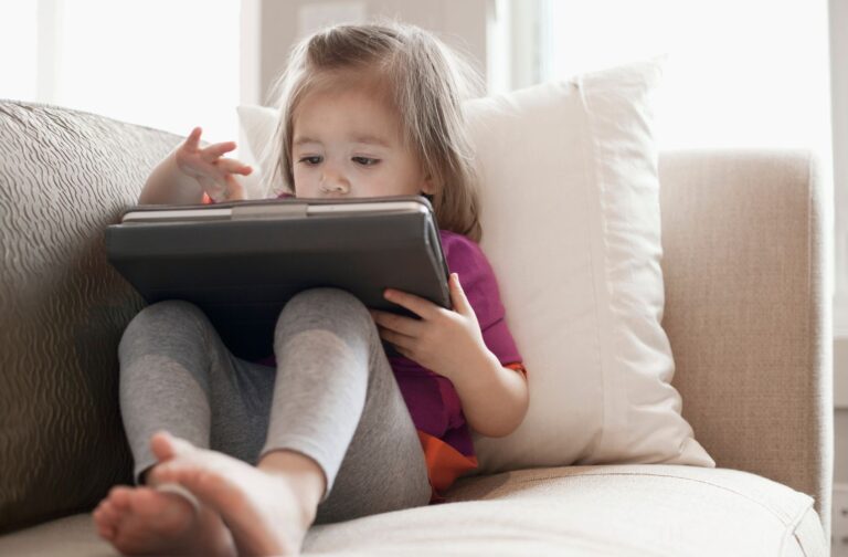 Read more about the article Healthy Screen Time Habits for Toddlers