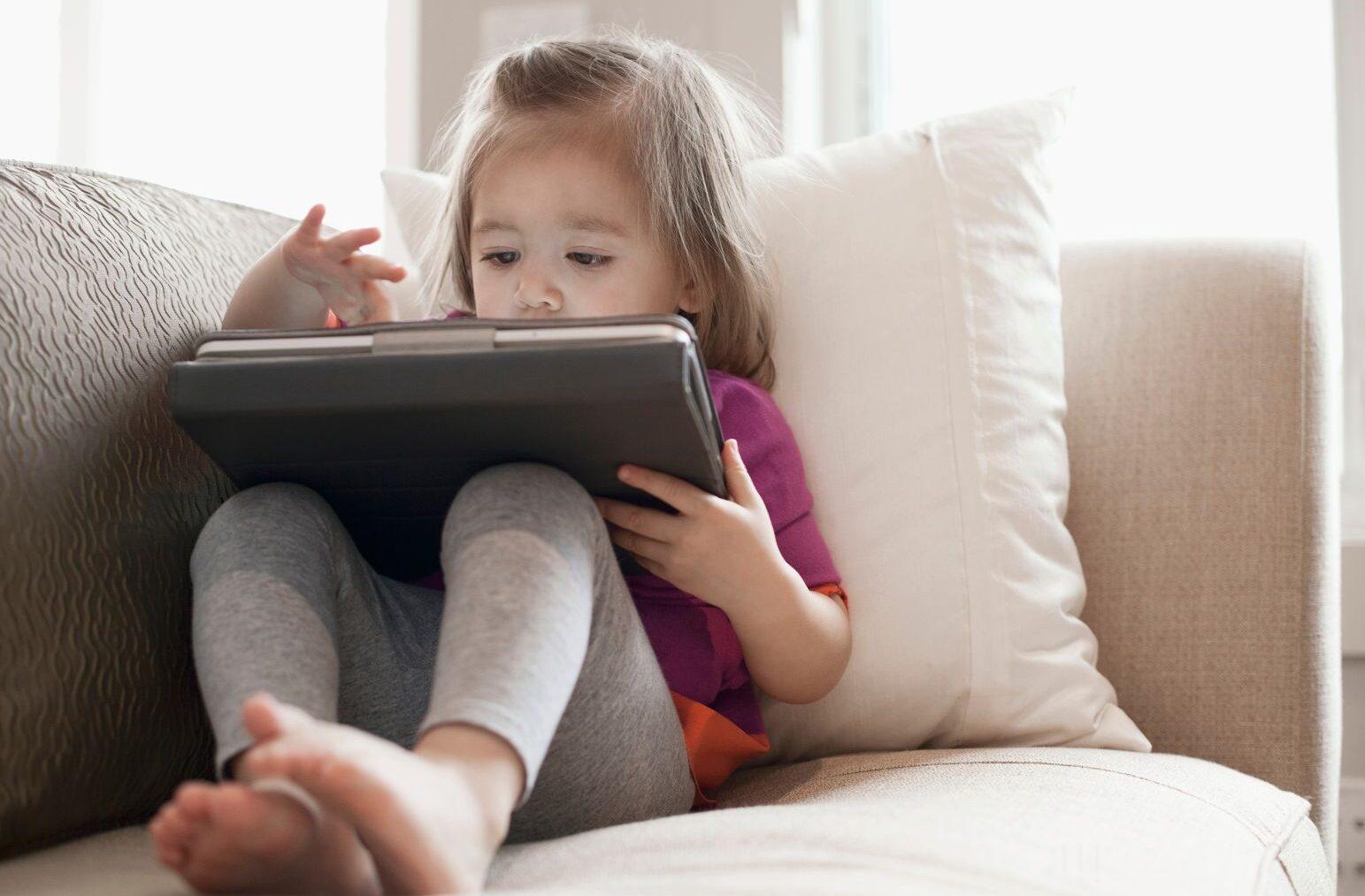 You are currently viewing Healthy Screen Time Habits for Toddlers