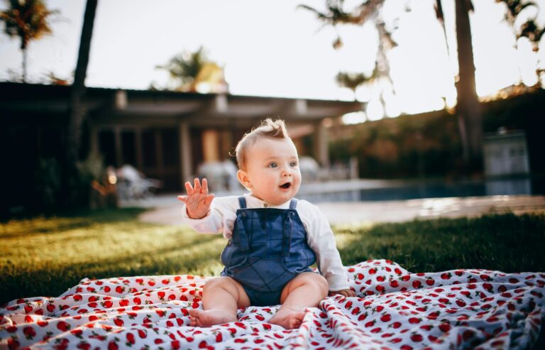 Read more about the article Introducing New People and Places to Your Baby