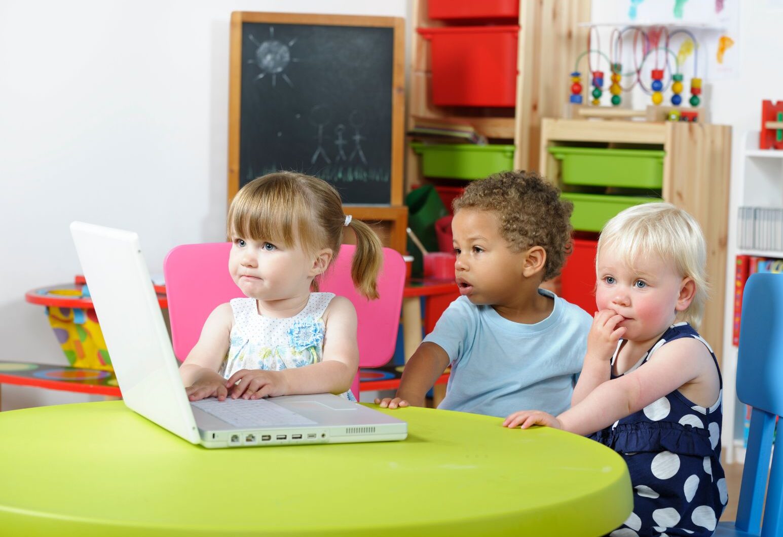 You are currently viewing Navigating Peer Pressure with Toddlers